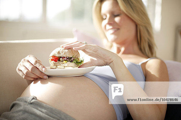 Schwangere Frau beim Essen