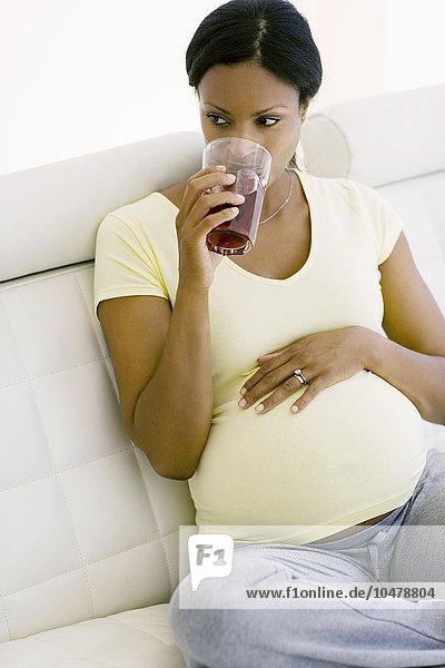 Schwangere Frau trinkt