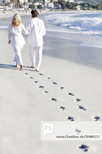 Ehepaar geht am Strand entlang