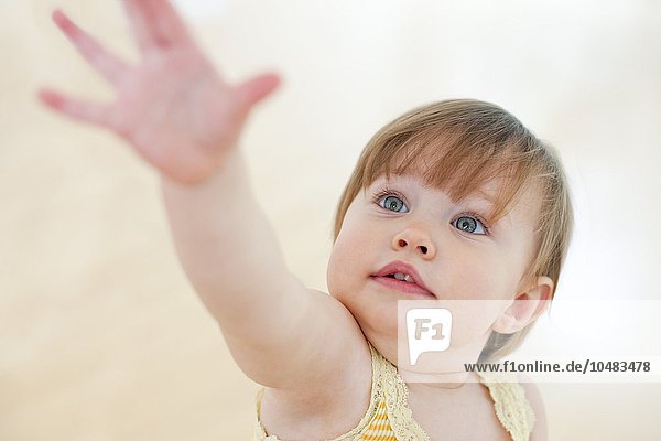 MODELL FREIGEGEBEN. Kleinkind erreicht. 15 Monate altes Mädchen streckt ihren Arm aus Kleinkind erreicht
