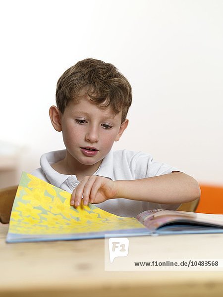 MODELL FREIGEGEBEN. Lesen lernen. 6 Jahre alter Junge lernt lesen Lesen lernen