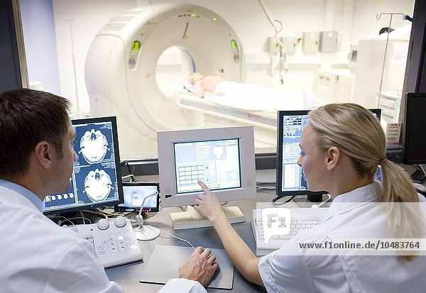 MODELL FREIGEGEBEN. CT-Scan. Röntgenassistenten  die eine Computertomographie (CT) von einem Patienten machen CT-Scan