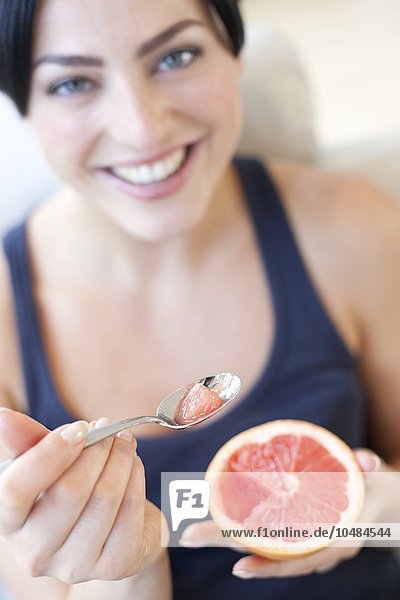 MODELL FREIGEGEBEN. Gesunde Ernährung. Frau isst eine Grapefruit Gesunde Ernährung