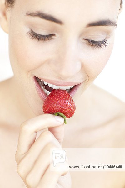 MODELL FREIGEGEBEN. Frau isst eine Erdbeere Frau isst eine Erdbeere