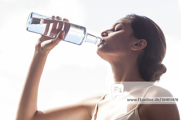 MODELL FREIGEGEBEN. Frau trinkt Wasser Frau trinkt Wasser