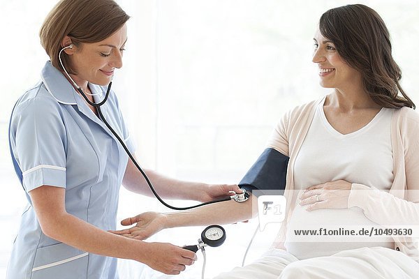 Frau nehmen Schwangerschaft Blutdruckmesser