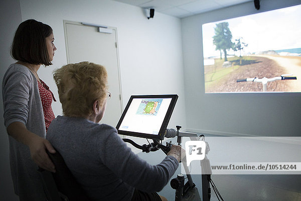 Reportage über den Einsatz von virtueller Realität in der kognitiven Therapie im EHPAD-Altersheim in Laval  Frankreich. Ride in EHPAD ist eine Virtual-Reality-App  die eine entspannende Fahrradtour in verschiedenen Umgebungen bietet. Die App wurde für ältere Menschen entwickelt und