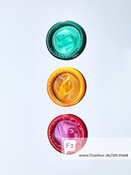 Drei leuchtend bunte Kondome  Studioaufnahme Kondome