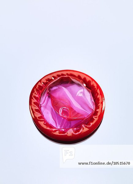 Rotes Kondom  Studioaufnahme  rotes Kondom