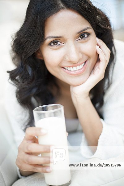 MODELL FREIGEGEBEN. Porträt einer Frau mit einem Glas Milch Frau mit Milch