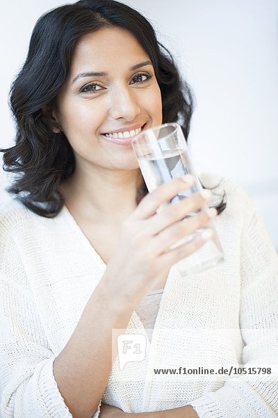 MODELL FREIGEGEBEN. Porträt einer Frau  die ein Glas Wasser hält Frau hält Wasser