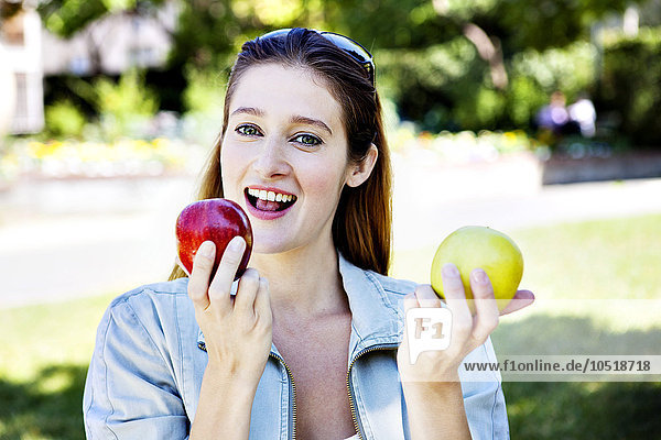 Frau mit zwei Äpfeln.