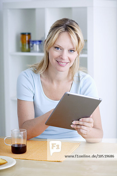 Frau mit Tablet-Computer.