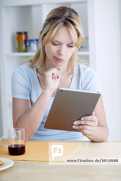 Frau mit Tablet-Computer.