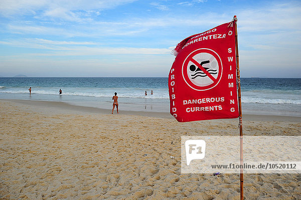 Copacabana Strand. Schwimmen verboten.