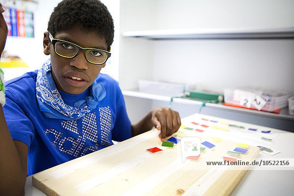 Reportage über Sylvain  11 Jahre alt  der an Autismus leidet. Die Diagnose wurde gestellt  als er 7 Jahre alt war. Sylvain geht auf eine Sonderschule  die sich an Kinder mit verschiedenen geistigen Behinderungen richtet.