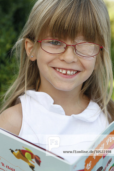 Ein 6-jähriges Mädchen trägt eine undurchsichtige Augenklappe  um die Amblyopie zu rehabilitieren.