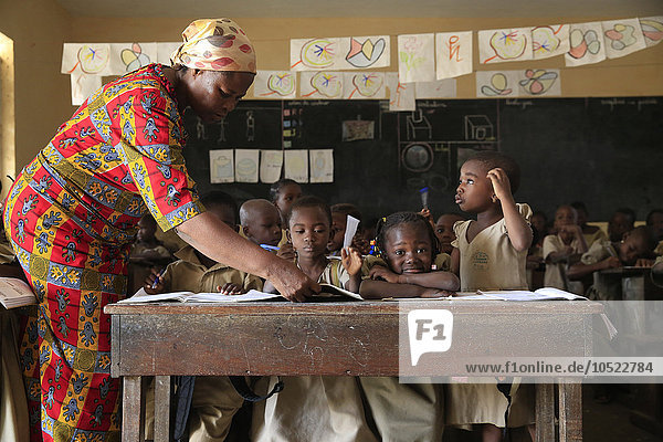 Afrikanische Grundschule (Togo). Lehrerin in ihrem Klassenzimmer.