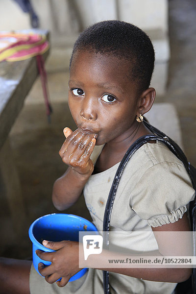 Lebensmittelverteilung in einer afrikanischen Grundschule (Togo).