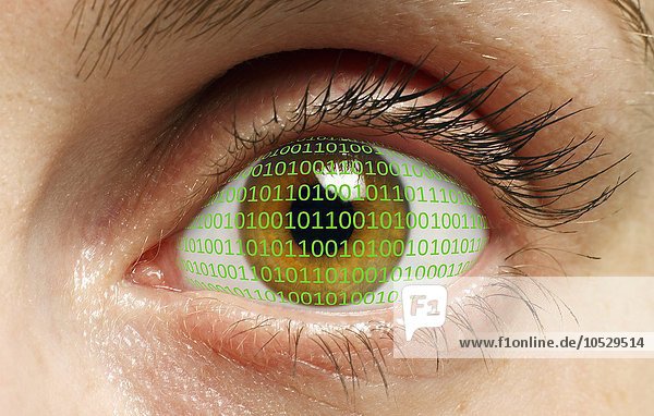 Menschliches Auge mit Binärcode