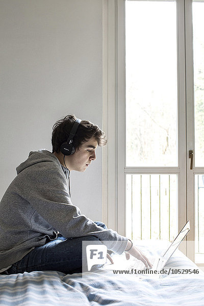 Junger Mann mit Laptop