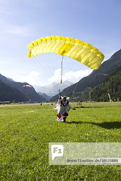 Zwei Fallschirmspringer  Ambri  Kanton Tessin  Schweiz  Europa