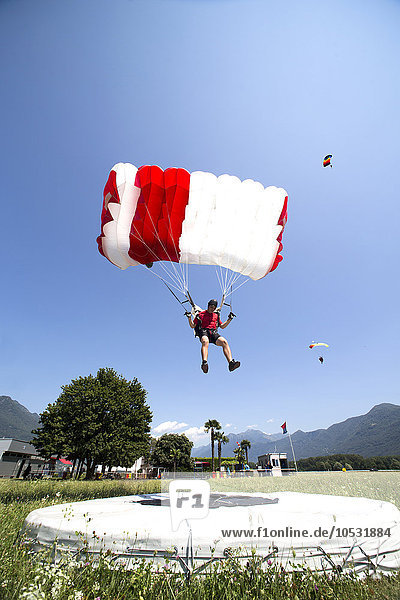 Drei Fallschirmspringer  Locarno  Kanton Tessin  Schweiz  Europa