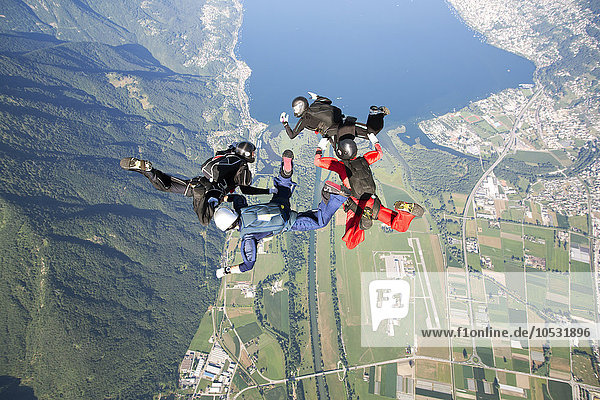 Vier Fallschirmspringerinnen  Locarno  Kanton Tessin  Schweiz  Europa