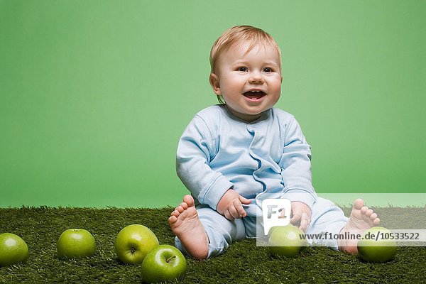 Baby Junge mit Äpfeln