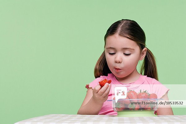 Mädchen beim Essen einer Erdbeere