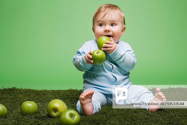 Baby Junge isst Äpfel
