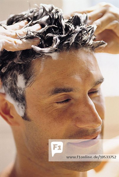 Mann beim Haare waschen