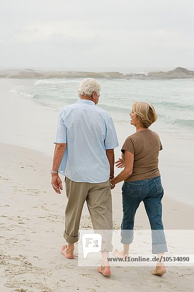 Seniorenpaar beim Spaziergang am Strand