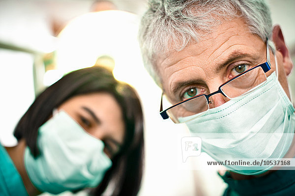 Zahnarzt und Assistentin in der Praxis