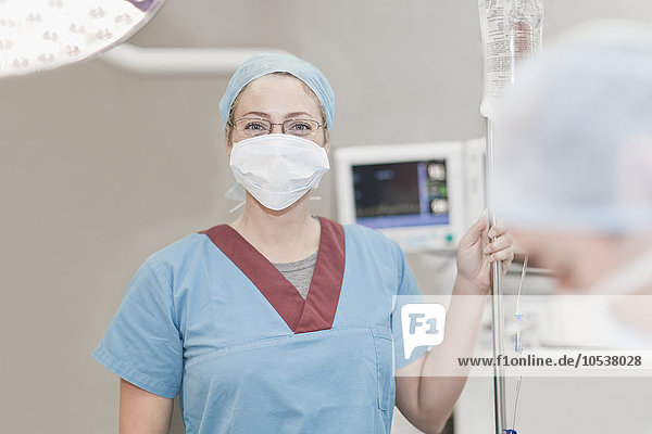 Krankenschwester in Gesichtsmaske im Operationssaal