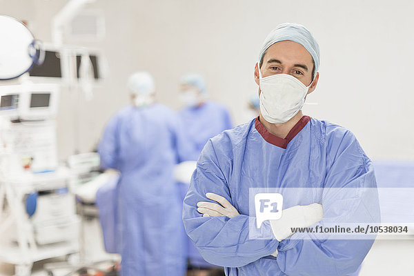 Arzt im Operationssaal stehend