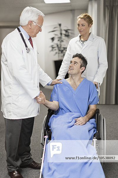 Arzt schüttelt Patientenhand