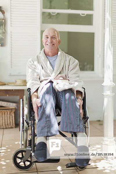 Älterer Mann im Rollstuhl sitzend