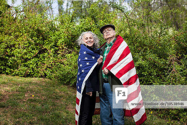 Seniorenpaar mit amerikanischer Flagge,  Portrait