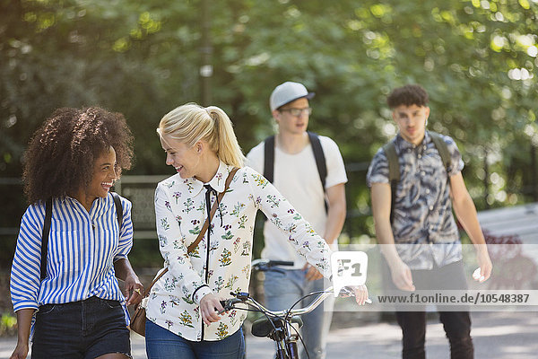 Freunde wandern mit dem Fahrrad im Park