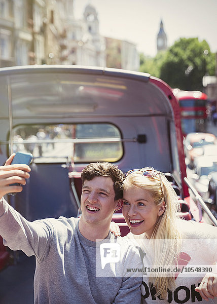 Pärchen nehmen Selfie im Doppeldecker-Bus in London