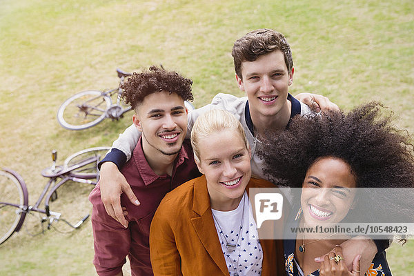 Portrait lächelnde Freunde beim Umarmen im Park