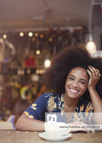 Portrait lächelnde Frau mit Afro-Kaffee im Café