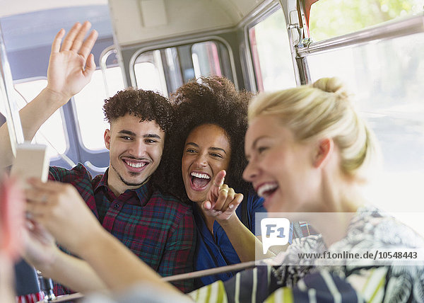 Enthusiastische Freunde nehmen Selfie mit in den Bus
