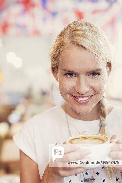 Nahaufnahme Porträt blonde Frau trinkt Cappuccino
