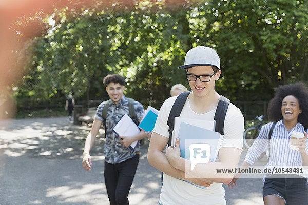 Studenten, die im Park spazieren gehen