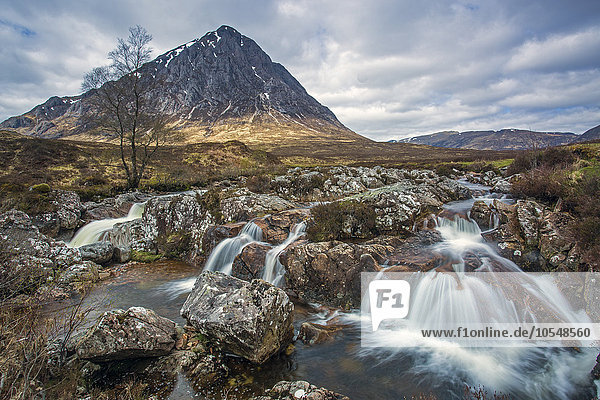 Kleiner zerklüfteter Wasserfall unter dem Berg Loch Eriboll Sutherland Schottland