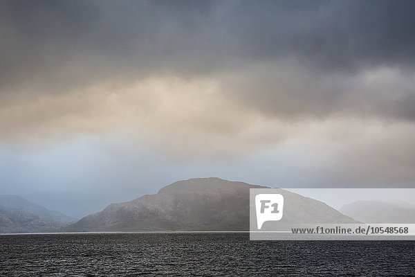 Stürmischer Himmel über zerklüfteten Bergen und Bucht  Port Appin  Argyll Schottland