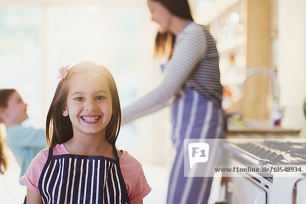 Portrait begeistertes Mädchen mit zahnfarbenem Lächeln in der Küche