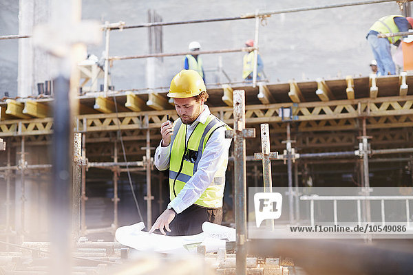 Ingenieur bei der Begutachtung von Bauplänen auf der Baustelle